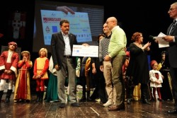 Foto Damigella del Palio Consegna assegno